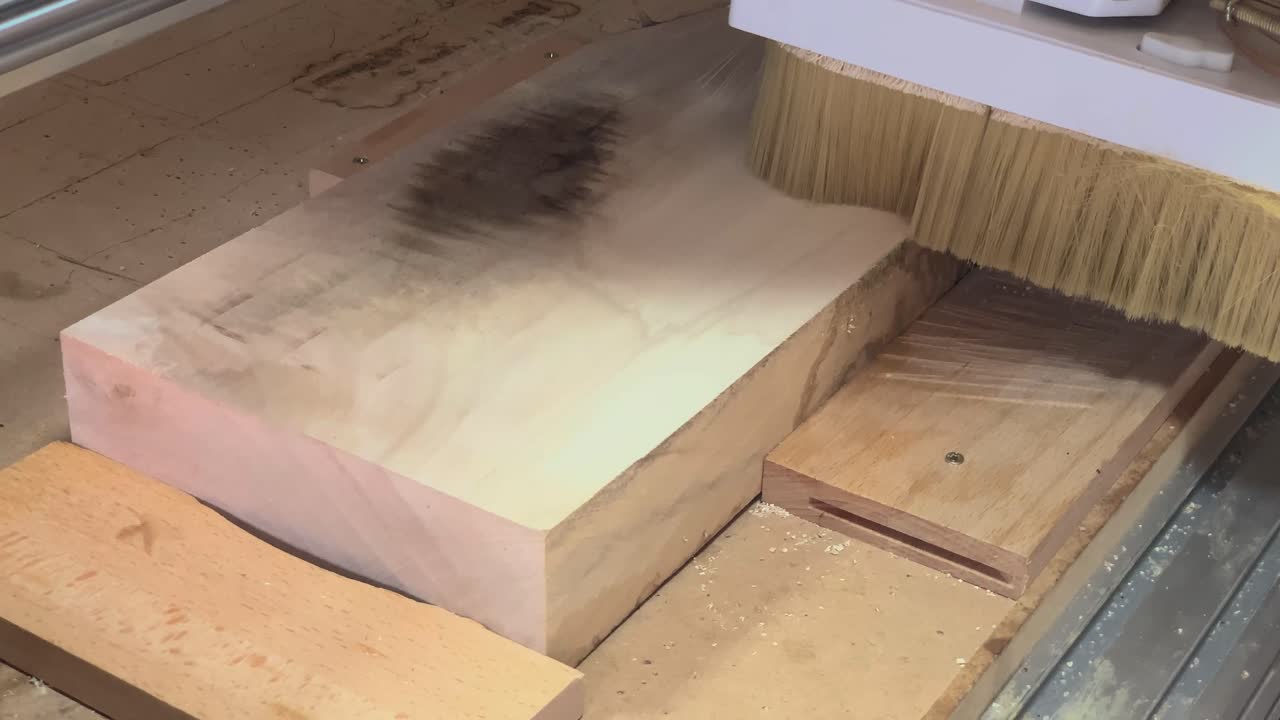 tablero de madera aplanado en la máquina cnc-4