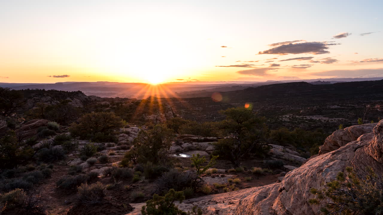 Timelapse de pôr do sol dourado e sereno no interior de Moab, sobre paisagem desértica, Utah, EUA.