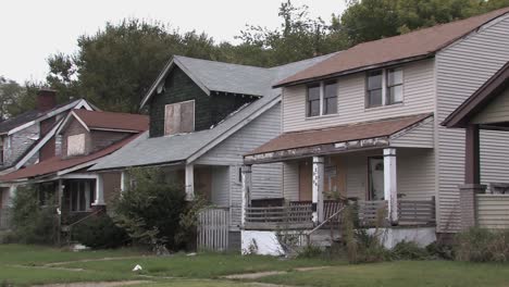 Panorámica-De-Casas-Podridas-En-Detroit,-Michigan,-Estados-Unidos