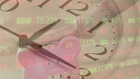animación de datos del mercado de valores y reloj sobre la mano de una mujer caucásica insertando moneda en la alcancía