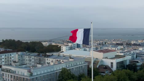 Un-Dron-Orbita-La-Bandera-Francesa-Y-Revela-El-Horizonte-De-La-Ciudad-De-Brest