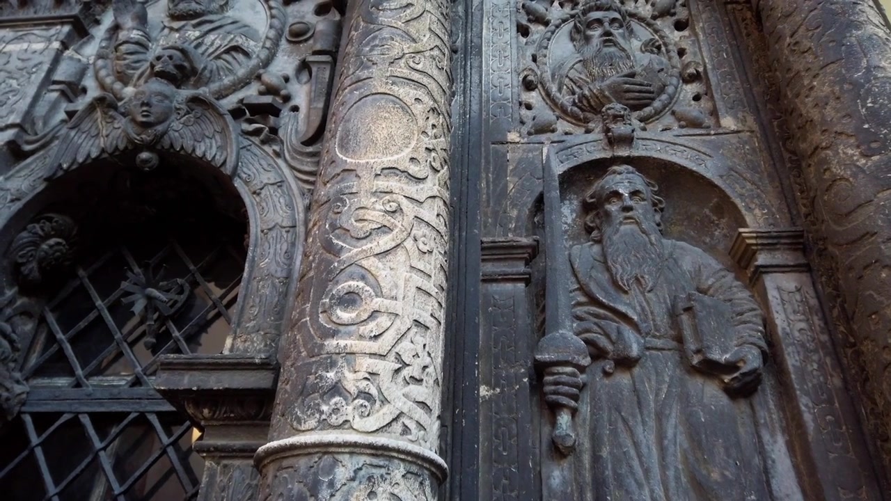 Cappella Boim. La Cappella Boim è un monumento di architettura religiosa cattolica in Piazza della Cattedrale, Leopoli, Ucraina. Fu costruita dal 1609 al 1615 e fa parte del centro storico di Leopoli, un sito Patrimonio dell'Umanità UNESCO. Uno dei migliori monumenti del tardo Rinascimento