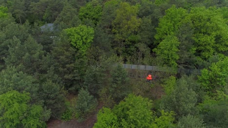 Un-Dron-Yuneec-H520-Volando-Al-Aire-Libre-Sobre-Los-árboles-Verdes---Dron-Aéreo