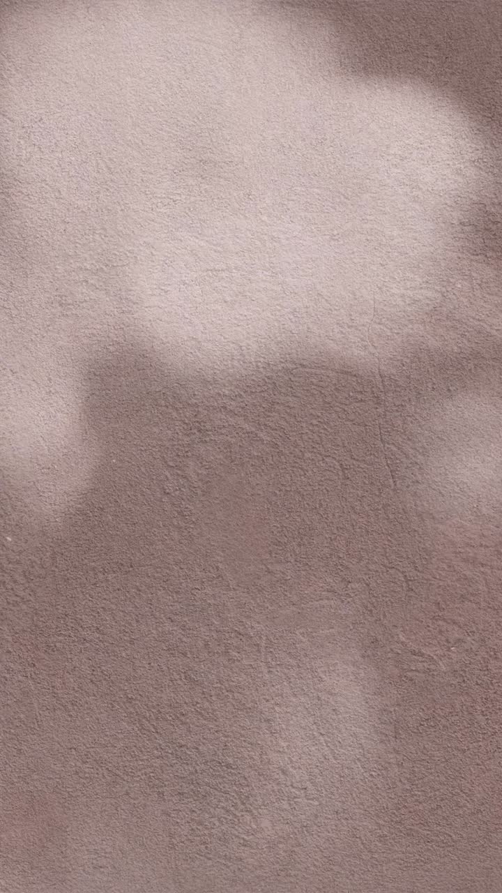 Ombre in movimento su una superficie muraria strutturata