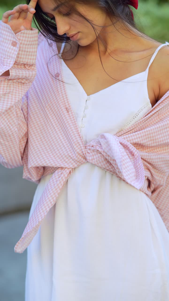 стильная женщина в розовом и белом наряде