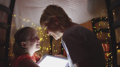 Seitenansicht-Einer-Kaukasischen-Frau-Und-Ihrer-Tochter,-Die-Zu-Hause-Ein-Digitales-Tablet-Nutzt