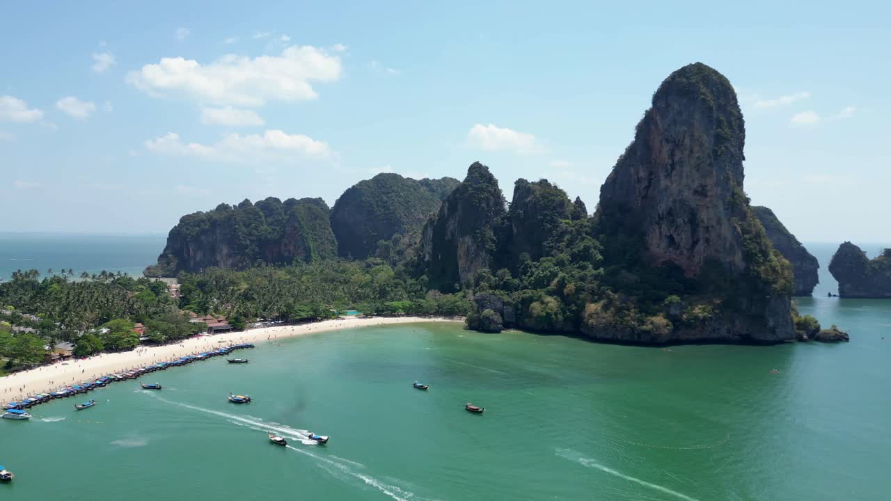 Scogliere sulla spiaggia di Railay, Krabi, Thailandia