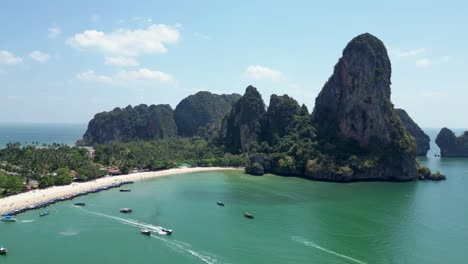 Rocas-Del-Acantilado-En-La-Playa-De-Railay-Krabi-Tailandia