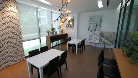 decoración moderna del espacio de coworking en negro y blanco.
