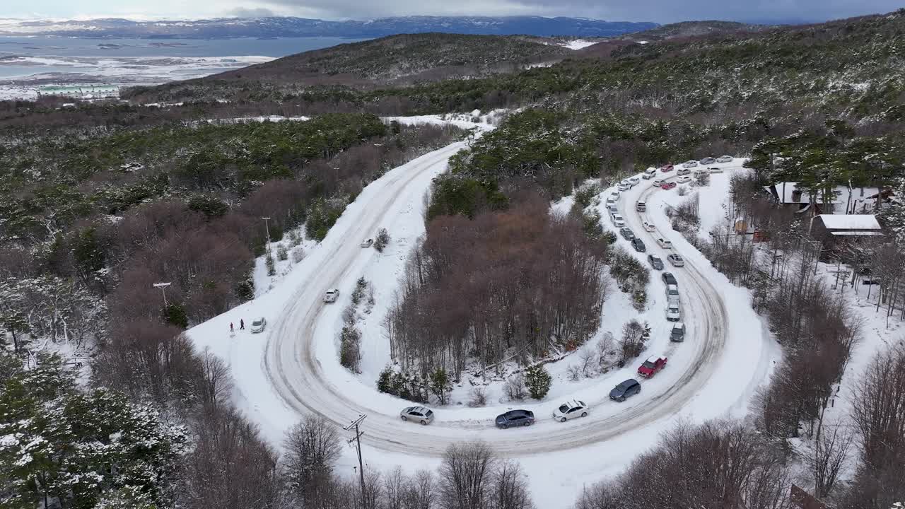 아르헨티나의 테레라 델 파고 (terra del fuego) 의 우슈아야 (ushuaia) 의 눈 인 도로