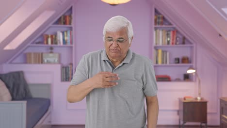 anciano indio enfermo que sufre de resfriado y tos