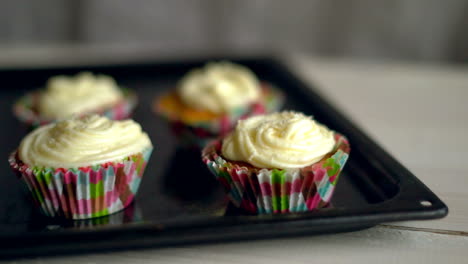 Cupcakes-Backen.-Cupcakes-Auf-Dem-Backblech.-Süße-Cupcakes.-Süßes-Essen