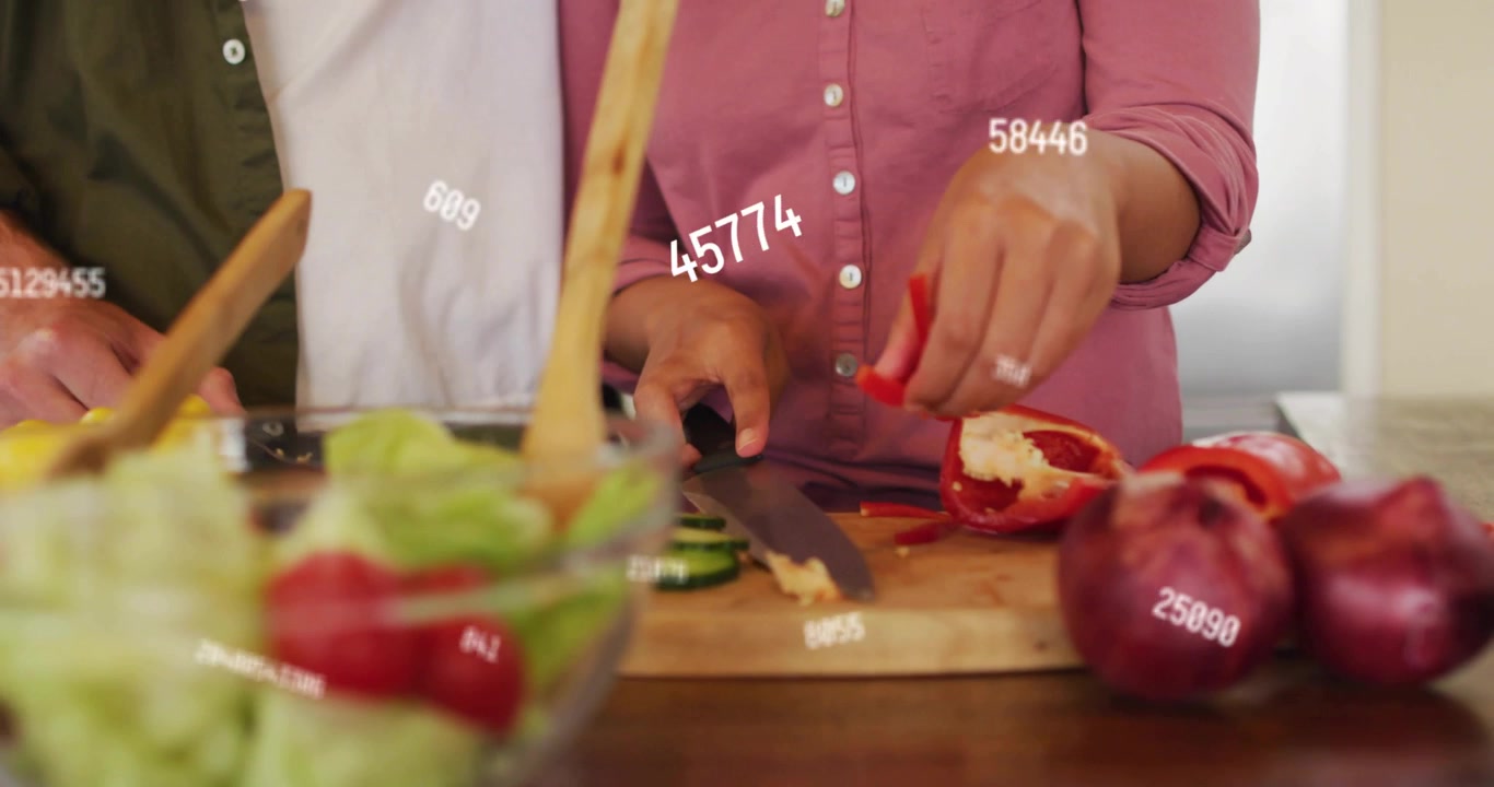 Donna che affetta il peperone mentre prepara l'insalata, uomo che taglia il cetriolo, con numeri che fluttuano sopra il tagliere