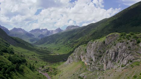 Río-Que-Fluye-A-Través-Del-Valle-En-Las-Montañas