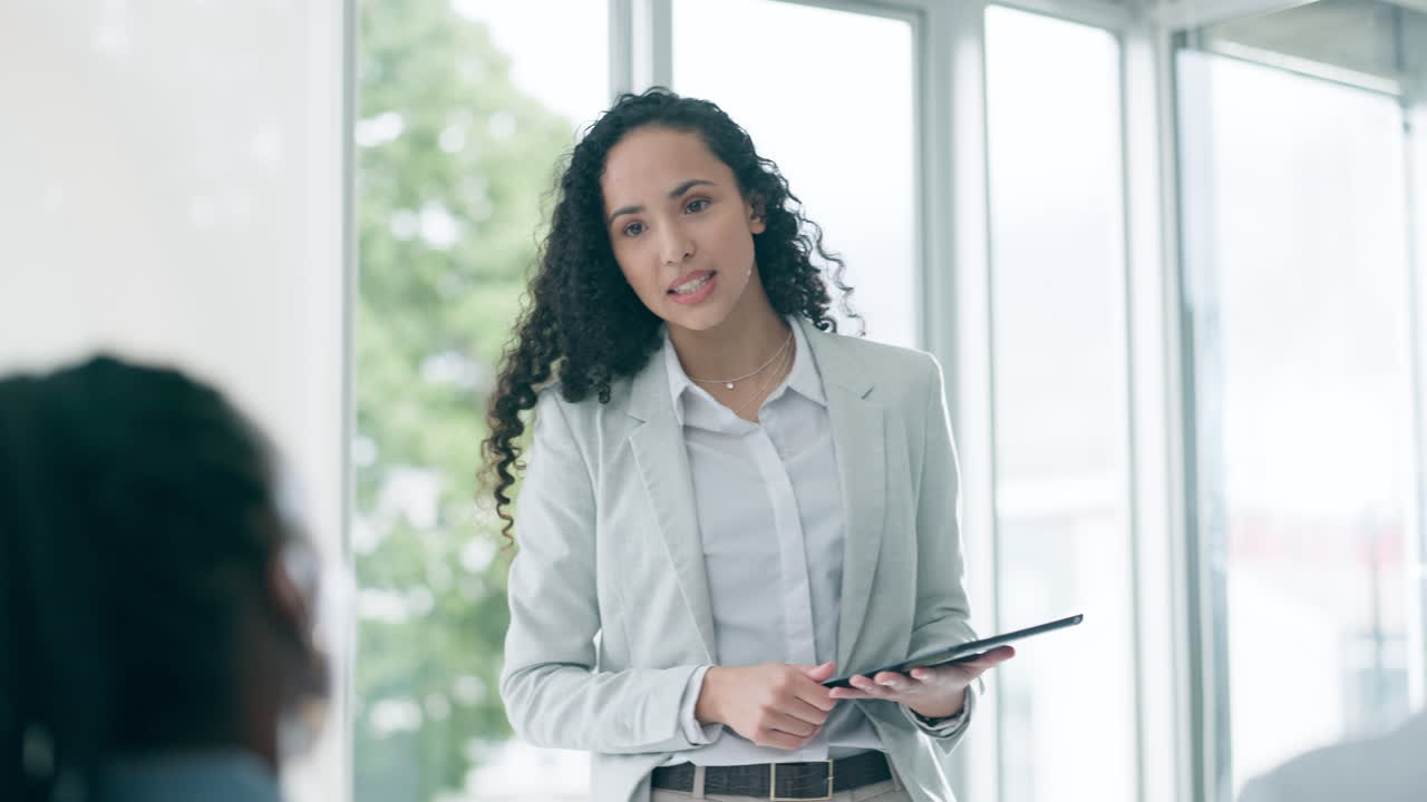 entrenador, tableta y presentación con profesionales