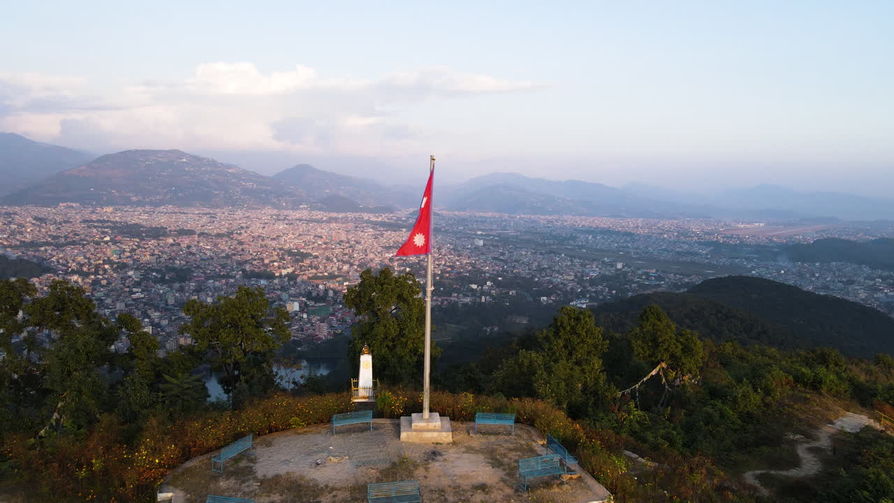 Nepal'de Phewa Gölü ve Pokhara Şehri'ne bakan Pokhara Bayraklı Dağ Gözlem Noktasında Sabah Manzarası.