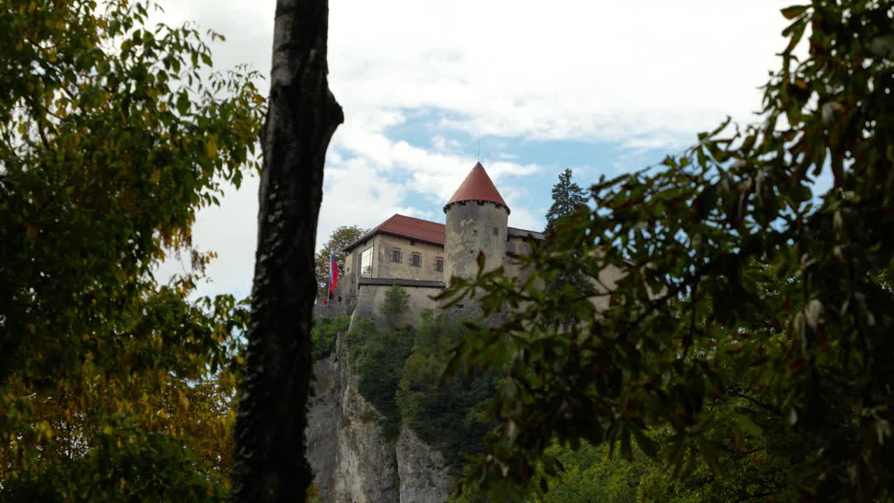 Vista prospettica distante del castello medievale di Bled in una giornata nuvolosa, Bled, Slovenia