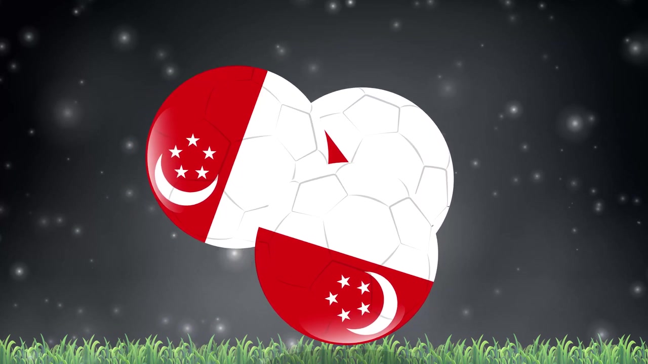 Palloni da calcio animati con motivi della bandiera di Singapore rimbalzano sull'erba sotto particelle magiche luminose.