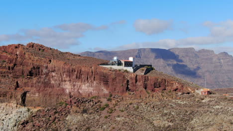 Fantastische-Nahaufnahme-Aus-Der-Luft-Des-Temisas-Observatoriums-An-Einem-Sonnigen-Tag