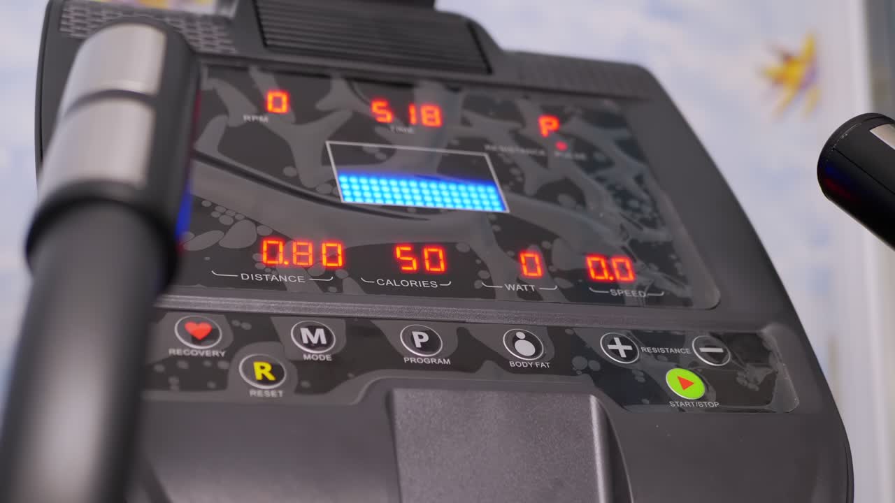 indicadores electrónicos de datos en el monitor un nuevo entrenador elíptico moderno. 4k