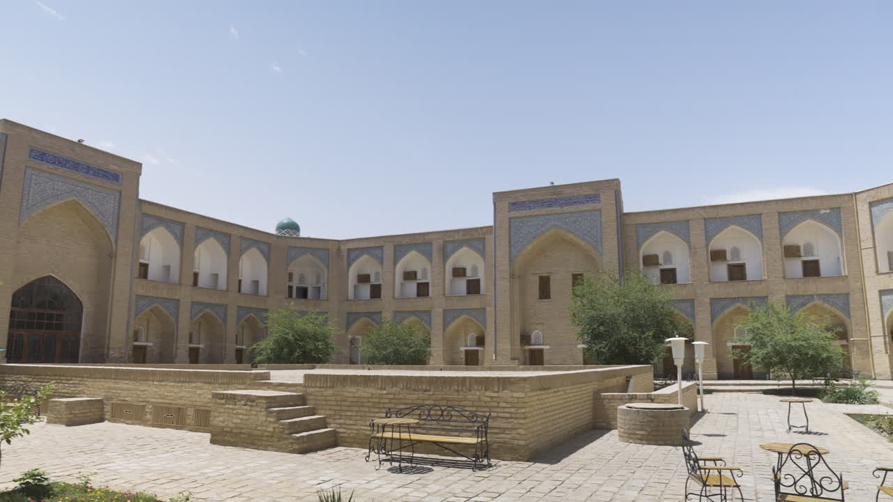 edificios en el casco antiguo de khiva, uzbekistán, asia central - panning