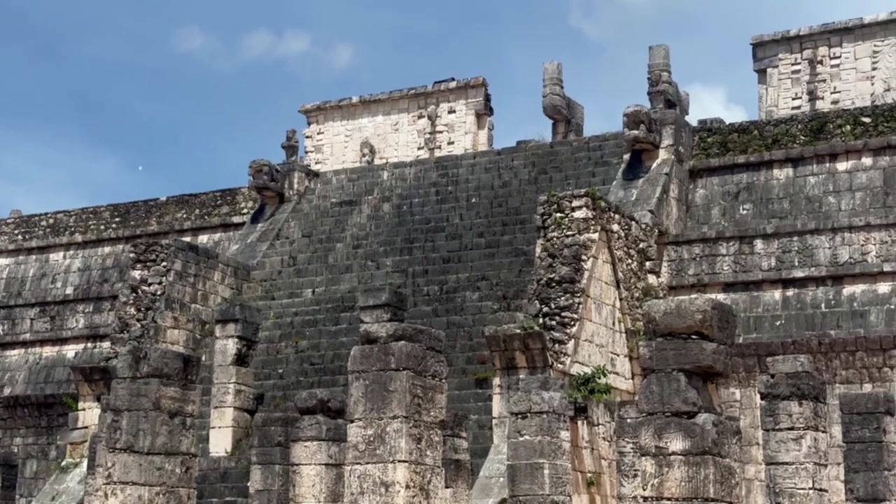 Ripresa ravvicinata a mano con panoramica del Tempio dei Guerrieri a Chichen Itza, Messico. 4K