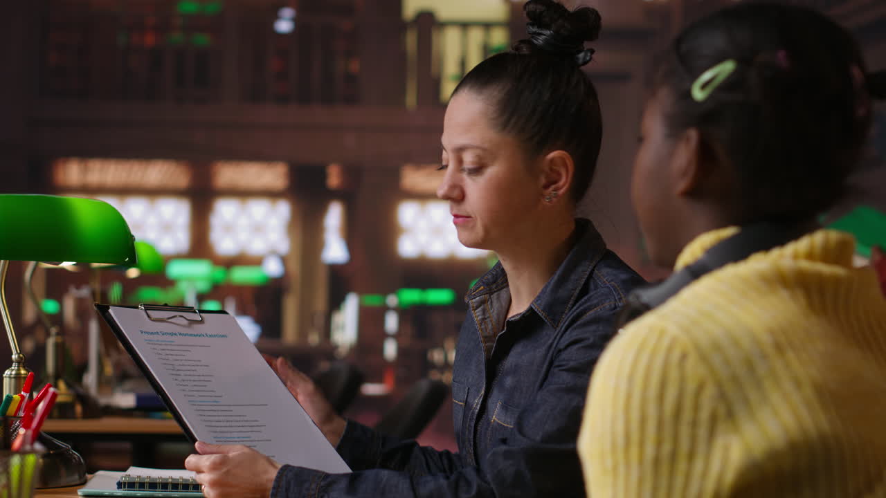 sesión de tutoría en la biblioteca