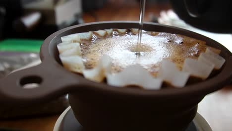 disparo en cámara lenta de la preparación de café fresco