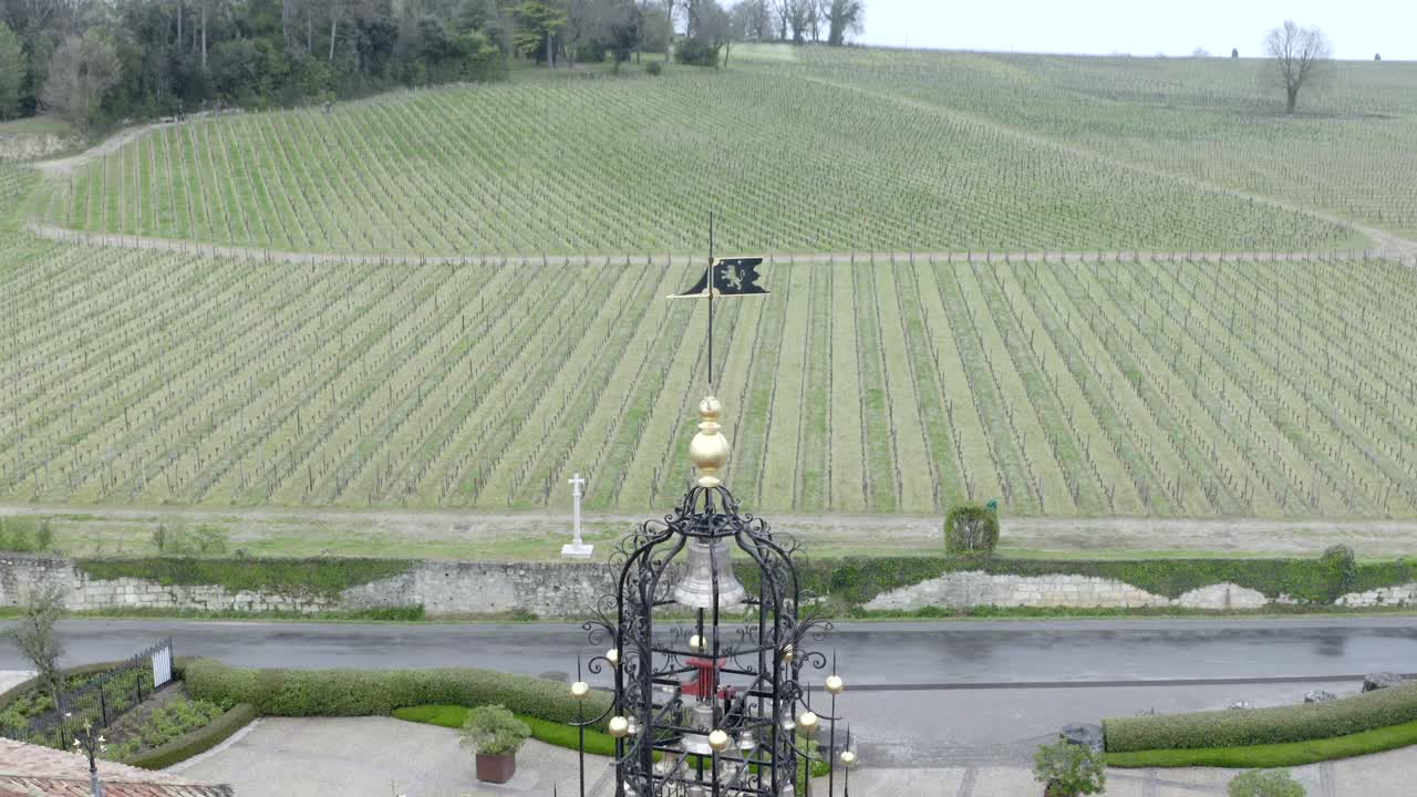 drone volando sobre la bodega chateau angelus, saint-emilion, gironde en francia. la inclinación aérea hacia abajo en ascenso