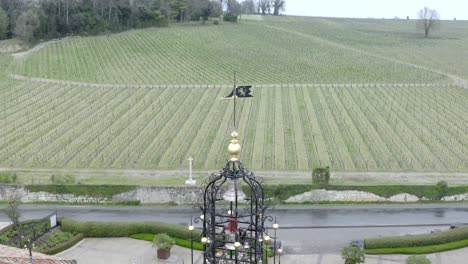 drone volando sobre la bodega chateau angelus, saint-emilion, gironde en francia. la inclinación aérea hacia abajo en ascenso