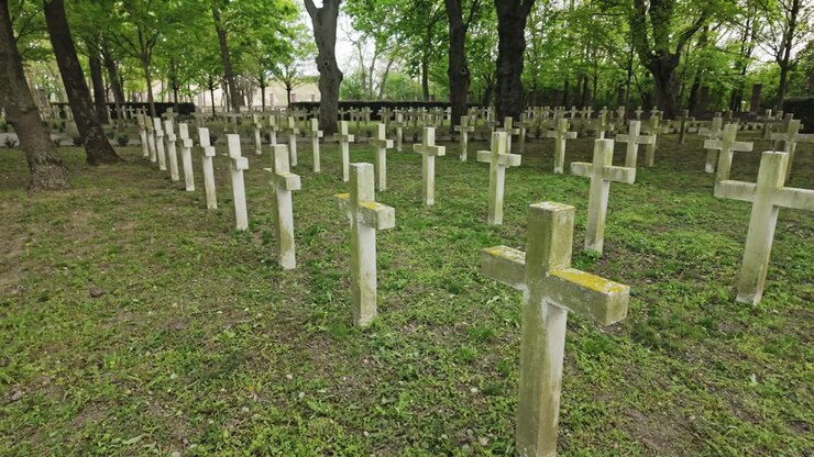 Croci bianche in un vecchio cimitero militare della seconda guerra mondiale.