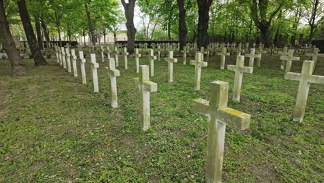 Cruces-Blancas-En-El-Antiguo-Cementerio-Militar-De-La-Segunda-Guerra-Mundial