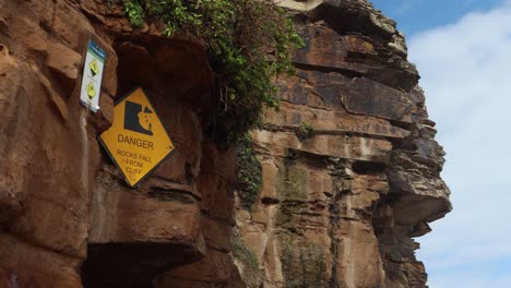 señal de peligro de caída de la roca de la playa de turimetta australia 4k