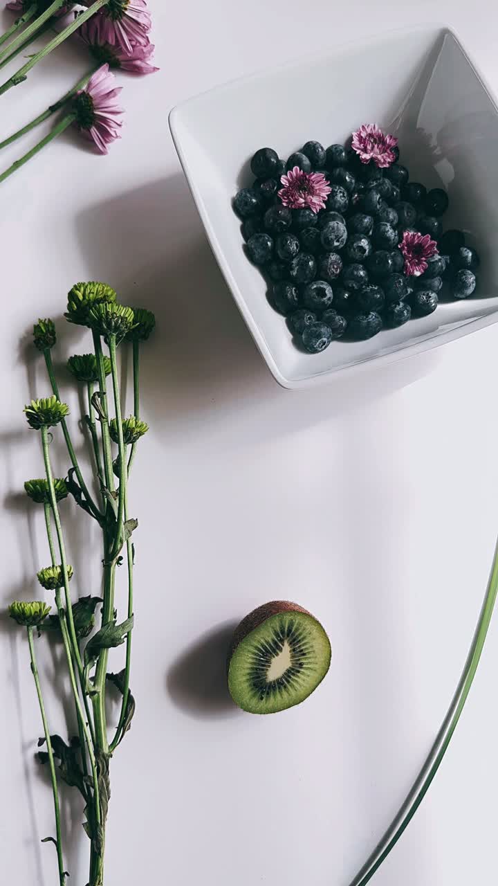 신선 한 블루베리, 키위, 꽃