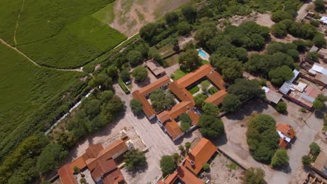 Drohnenschuss-Fliegt-über-Die-Hacienda-De-Molinos-In-Salta,-Argentinien,-Während-Er-Nach-Oben-Schwenkt