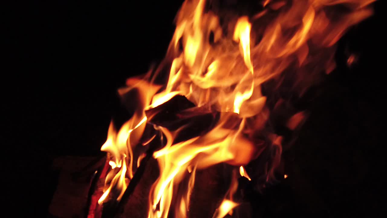 Un fuoco di legna che brucia nella notte, ripresa al rallentatore.