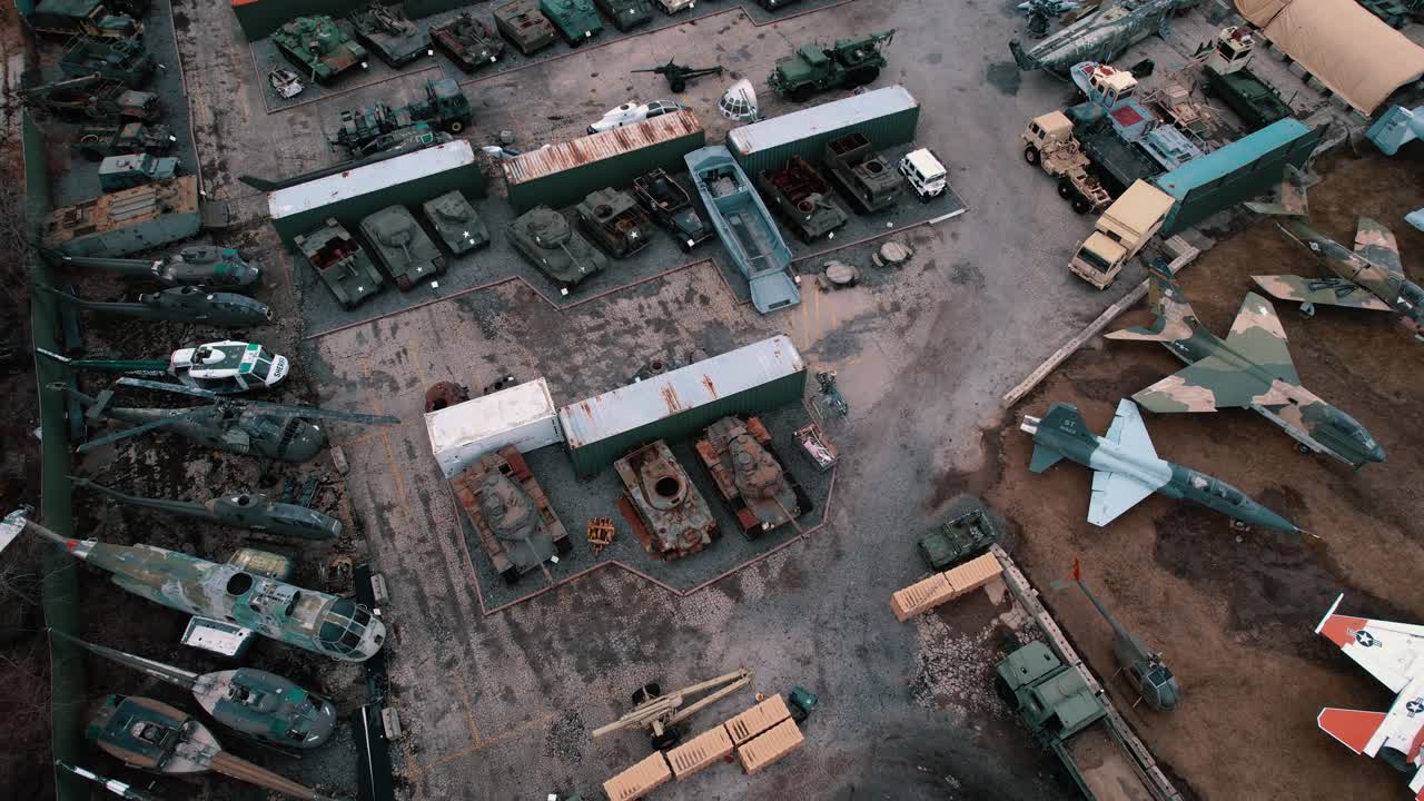 museo militare ricco di rare e antiche armi di distruzione di massa