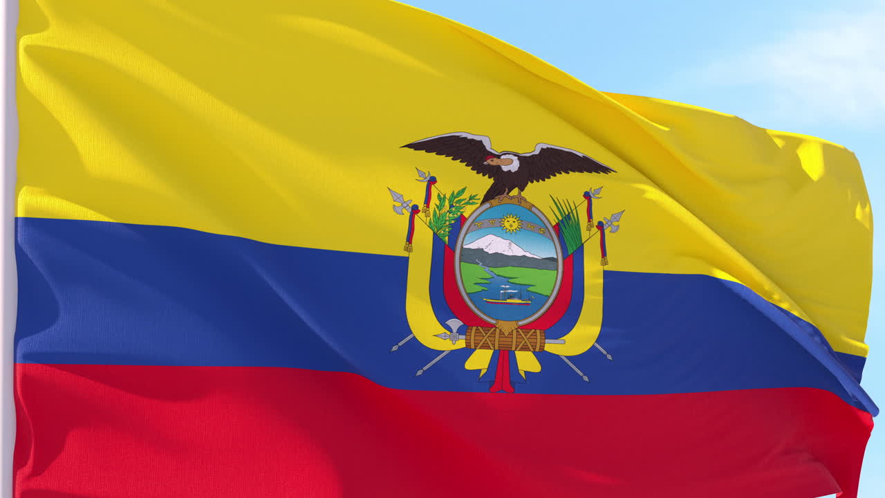 Bandiera dell'Ecuador che sventola al vento su cielo azzurro