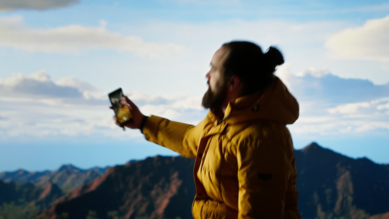 el amante de la naturaleza se toma fotos de sí mismo de pie en la cima de una montaña.