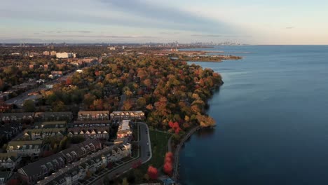 dron latający nad kamienicami na brzegu jeziora mississauga o wschodzie słońca