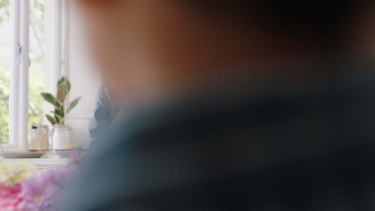 행복한 아시아 가족이 부 ⁇ 에서 춤을 추고 아이들에게 하이 파이브를 주고 엄마와 아빠와 함께 재미있는 춤을 추고 집에서 흥미진진한 주말을 즐기고 축하 4k 영상