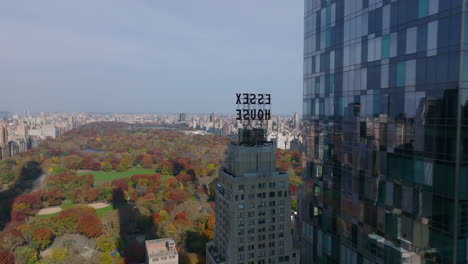 Hacia-Adelante-Volar-Alrededor-De-Apartamento-Rascacielos-One57.-Reveladora-Vista-Panorámica-Del-Parque-Central-De-Otoño-Y-La-Ciudad-Alrededor.-Manhattan,-Ciudad-De-Nueva-York,-Estados-Unidos