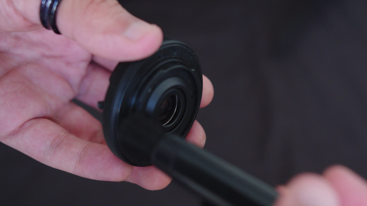 작은 브러쉬로 카메라 렌즈를 청소하여 방 안의 먼지와 질을 제거하는 아름다운 클로즈업 느린 동작 촬영