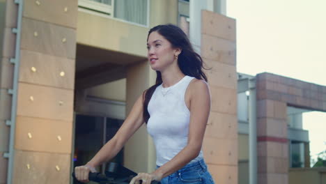 Hermosa-Chica-Disfrutando-De-Montar-En-Scooter-En-La-Calle.-La-Mujer-Asiática-Utiliza-El-Transporte-Ecológico.