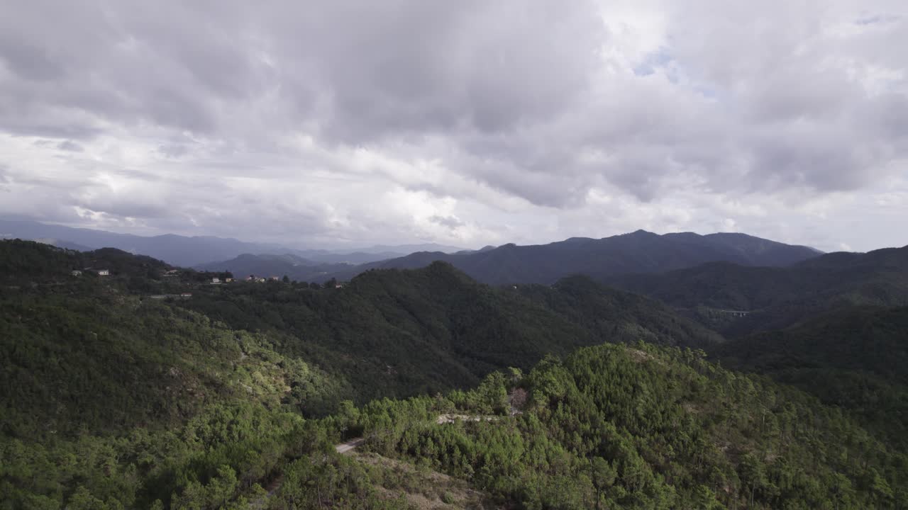 fascinante toma de video volando sobre el área del paso de bracco y sus alrededores