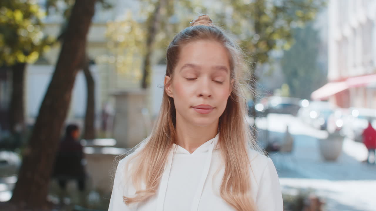 молодая женщина смотрит на часы, ожидая, когда кто-то расстроится из-за того, что опоздал в город.