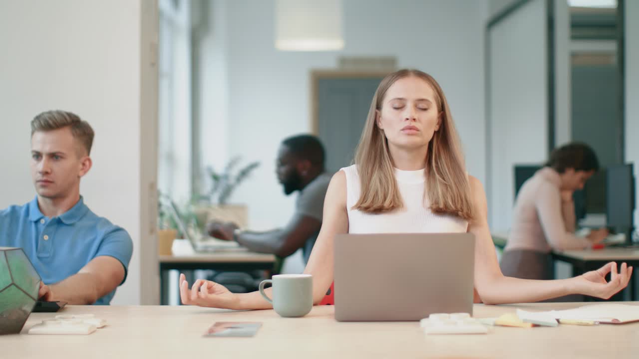 사무실에서 일 후 휴식을 취하는 비즈니스 여성. 요가 호흡을 만드는 지친 여성