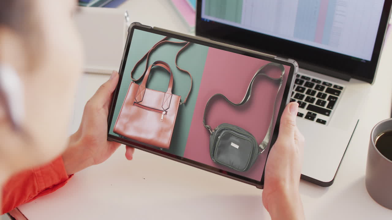 태블릿을 사용하는 책상에 앉은 백인 여성, 드백을 위해 온라인 쇼핑, 슬로우 모션