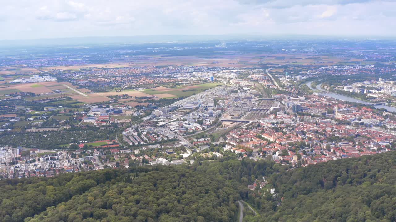 독일 하이델베르크 근처의 숲을 날아다니는 드론