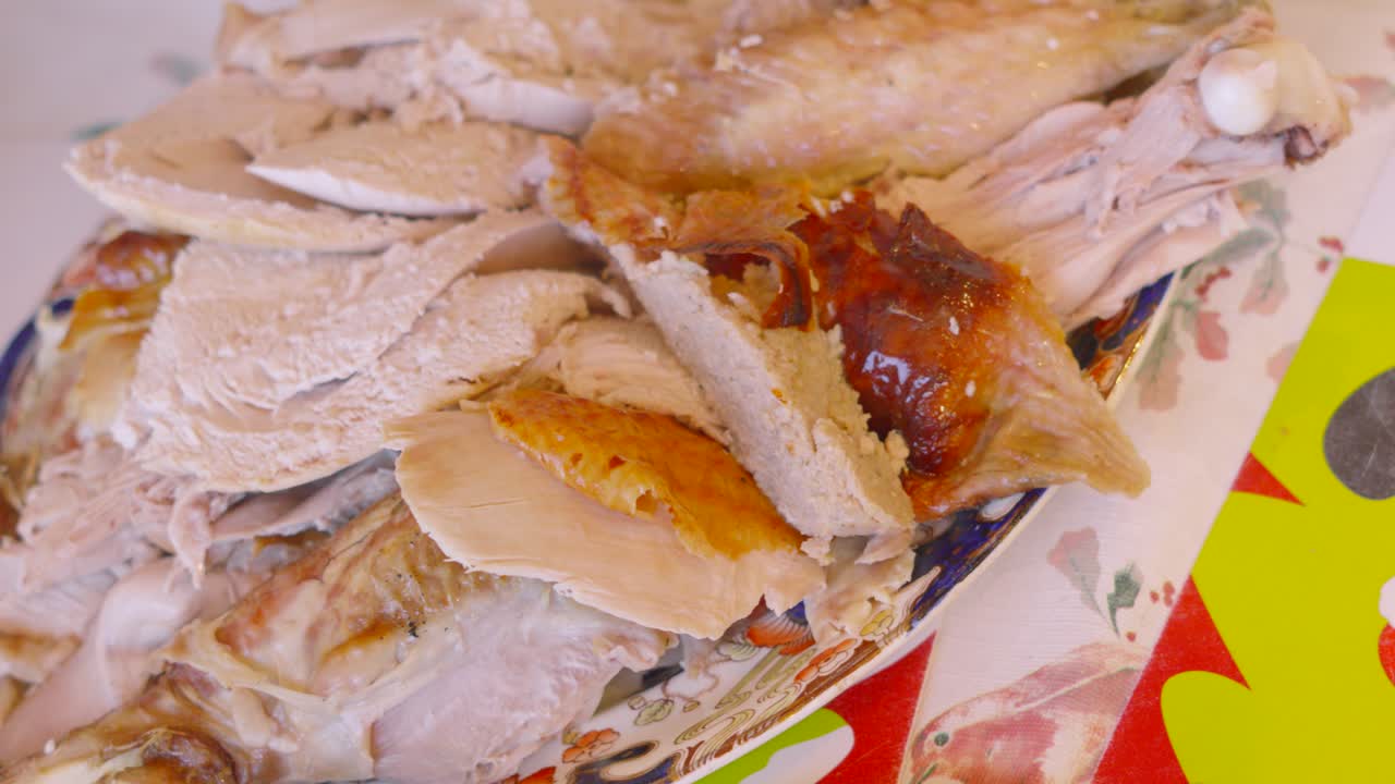 Fette di tacchino impilate, pronte per essere servite agli ospiti. Perfette per spot pubblicitari alimentari professionali, promozioni per le feste e modifiche culinarie di alta qualità.